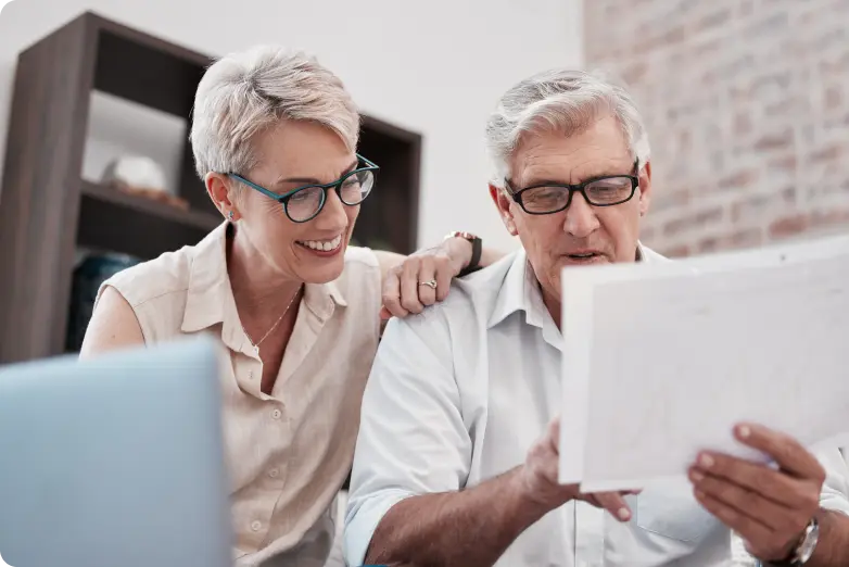 Couple consultant leur évalution pour acheter en viager