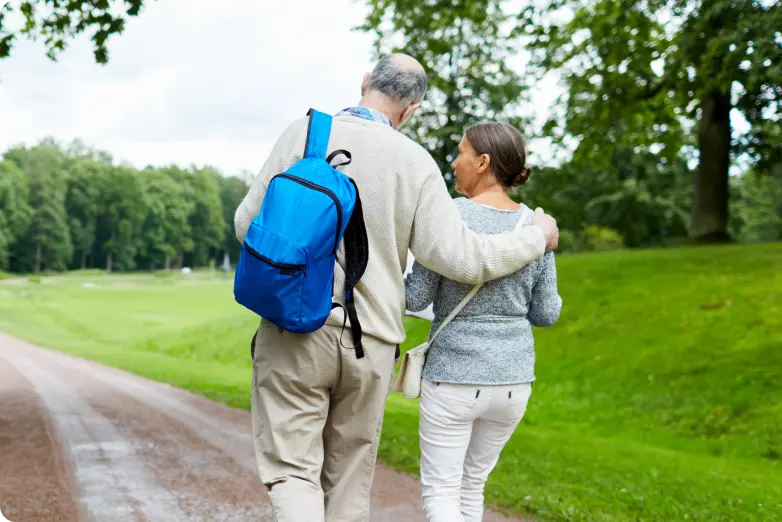 Couple marchant dans un parc et discutant des changements de situations suite à l'achat en viager