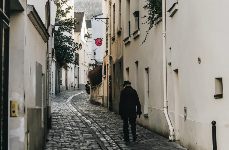 rue pietonne à Paris représentant les opportunités d'acheter en viager à Paris