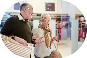 Couple heureux se baladant après avoir leur vente en viager