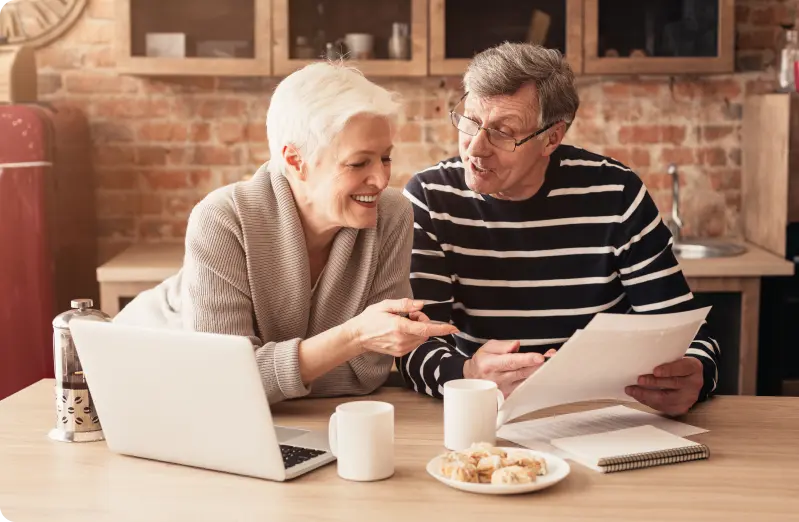 Couple de retraité consultant l'estimation de la vente en viager et les avantages fiscaux