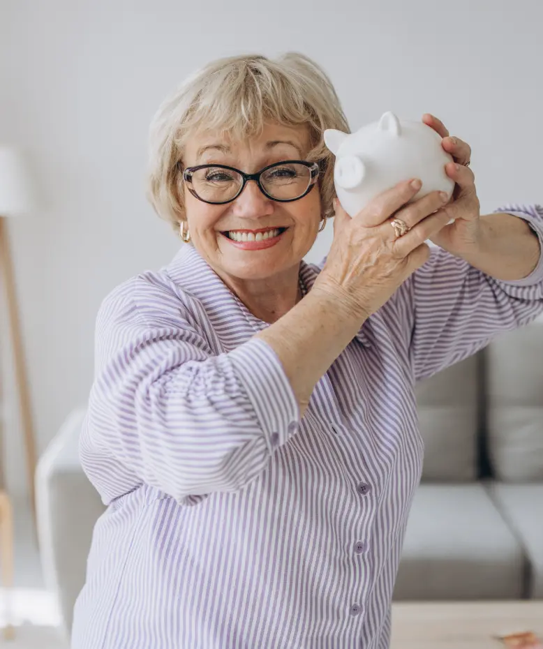 Femme agé heureuse avec tirelire représentant l'optimisation fiscal de son viager