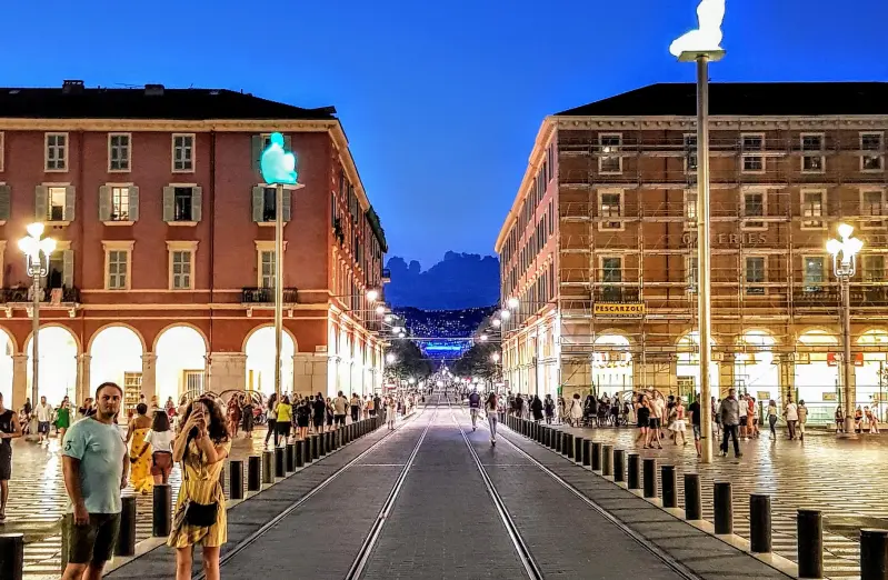 Touristes sur la place Masséna représentant les opportunités en viager à Nice