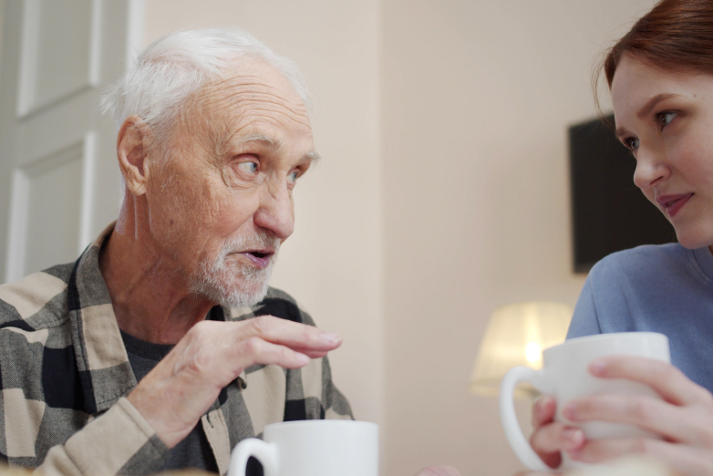 vendeur viager discuant avec expert Auguste Viager