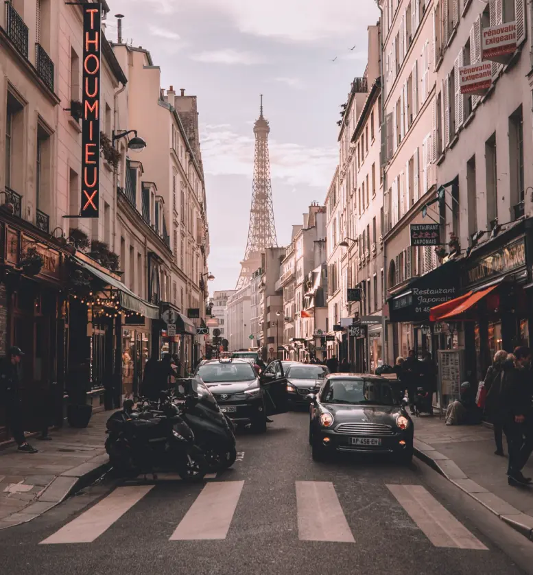 rue du 15ème arrondissement à Paris avec vue sur la Tour Eiffel