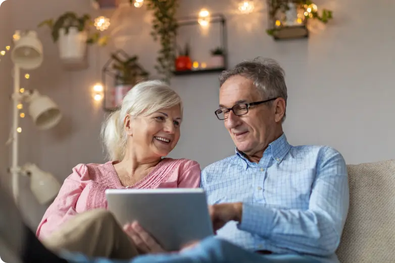 Crédirentiers souriants suite à la vente en viager